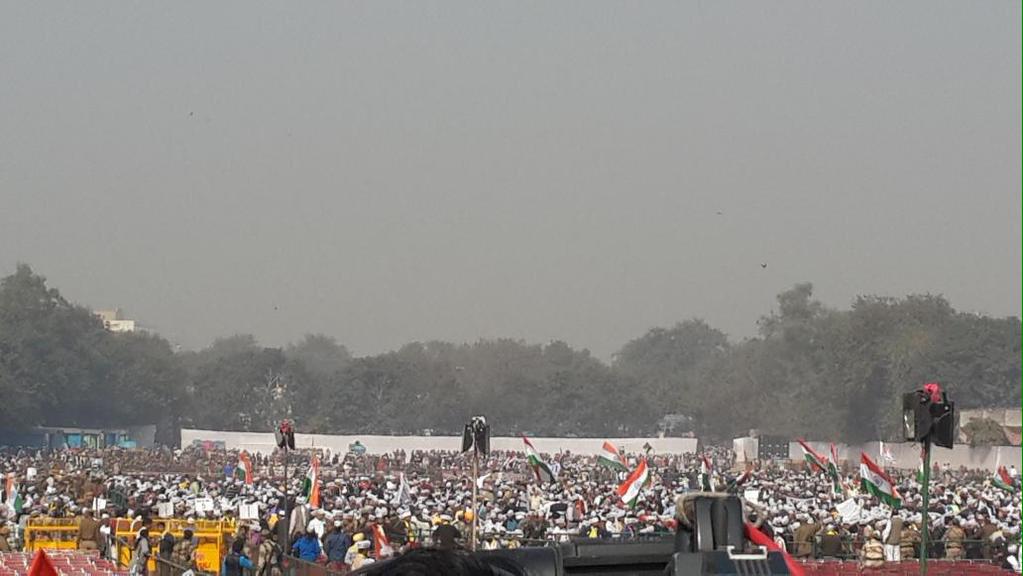 muntaziraapka's tweet photo. Inside view of RamLeela maidaan .. #14FebWithKejriwal #AAPKiSarkar http://t.co/2brpT7CpVC