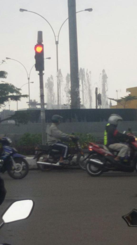 PRFMnews's tweet photo. RT @machmudmubarok: Sakapeung mancur, sakapeung henteu. Seep batre sigana #bunderan cibeureum cc: @dishub_kotabdg http://t.co/lYHCheT8jy