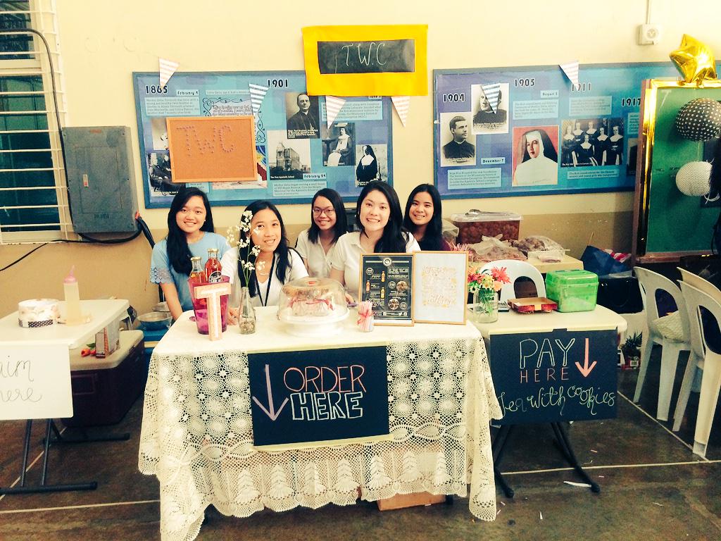 teawcookies's tweet photo. We're all set!! Come get your tea and cookie pops now 😋 http://t.co/HfJ6gm5kSN