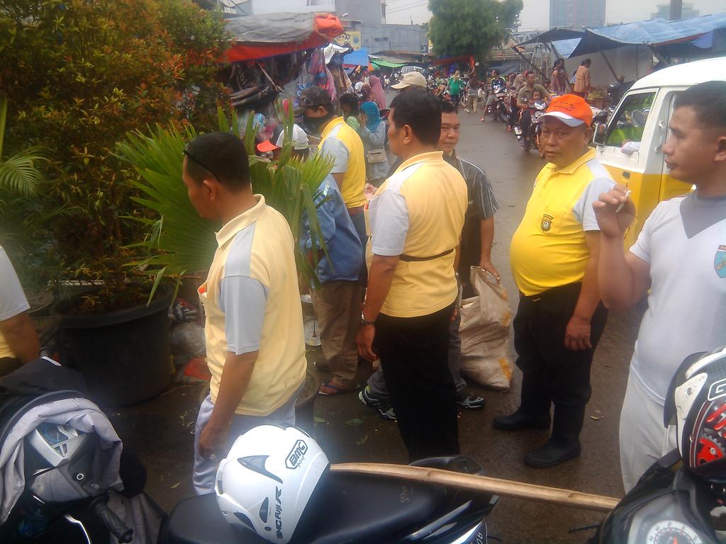 soepriadi23's tweet photo. Bersih bersih pasca banjir di TK Aspol pesing kedoya oleh anggota polsek kb jeruk (KJ107)@ResJakbar @TMCPoldaMetro http://t.co/qEVPXCJDvc