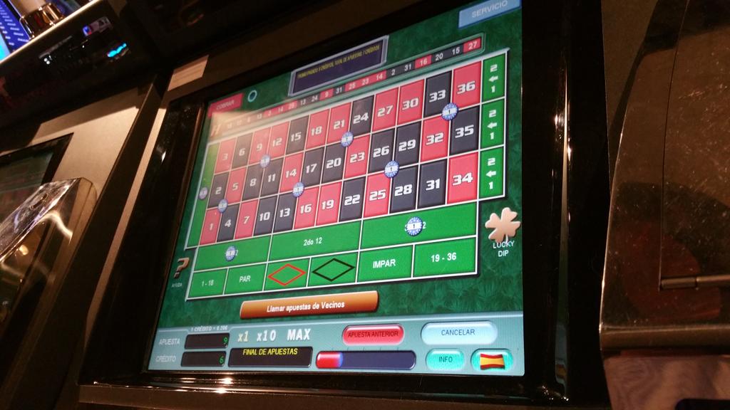 Marta9317's tweet photo. Noche de casino ♡ ♤♧♢ @eduardo70869657 http://t.co/EXiesUt64t