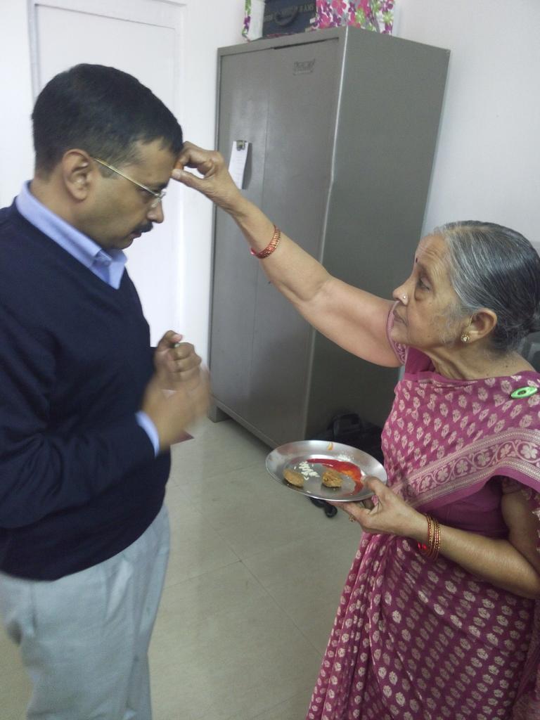 INarendra7's tweet photo. शपथ समारोह में निकलने से पहले @ArvindKejriwal की माँ ने टीका लगा कर दिया आशीर्वाद @AamAadmiParty @DrKumarVishwas http://t.co/jqoMv0jwmj