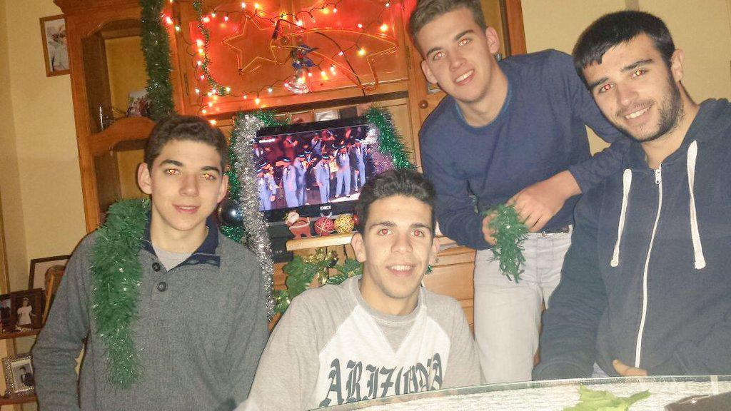 edugeminis97's tweet photo. Desde macedonia esperando tomarnos las uvas para ver la final @CanalSur_TV #COAC2015Final #EltangaiF http://t.co/9UHBuoZnAV