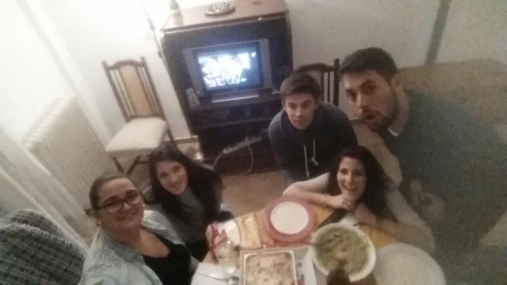 chemarodriguez1's tweet photo. Nosotros desde casa carajo! Viva el carnaval! #EltangaiF http://t.co/o1VxJNgXbJ