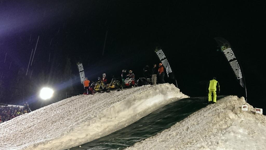 snoriders's tweet photo. @Levi_LaVallee @samrogersfsx @Welam10 down at the freestyle #worldsnowmobileinvasion http://t.co/8bZ9kHNktQ