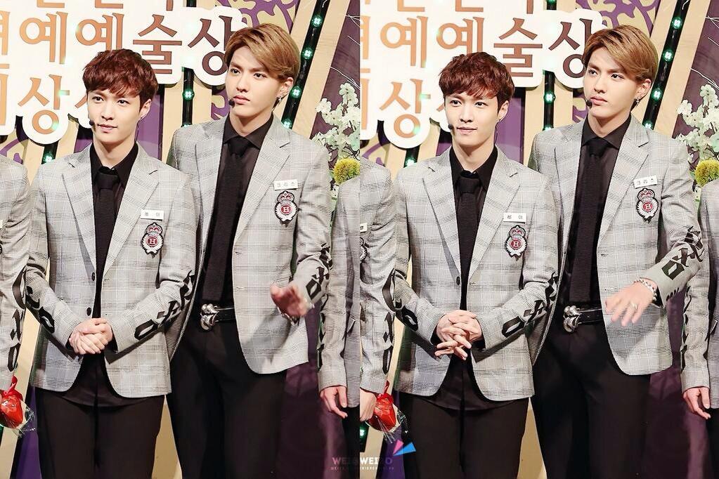 GALAXY_KRISLAY's tweet photo. Happy valentine Happy KrisLay👬🌹💕🍫 @krislaymeeting @KrisLayFamily @linekrislay @KrayloveKray http://t.co/5Z4Ecym9pQ