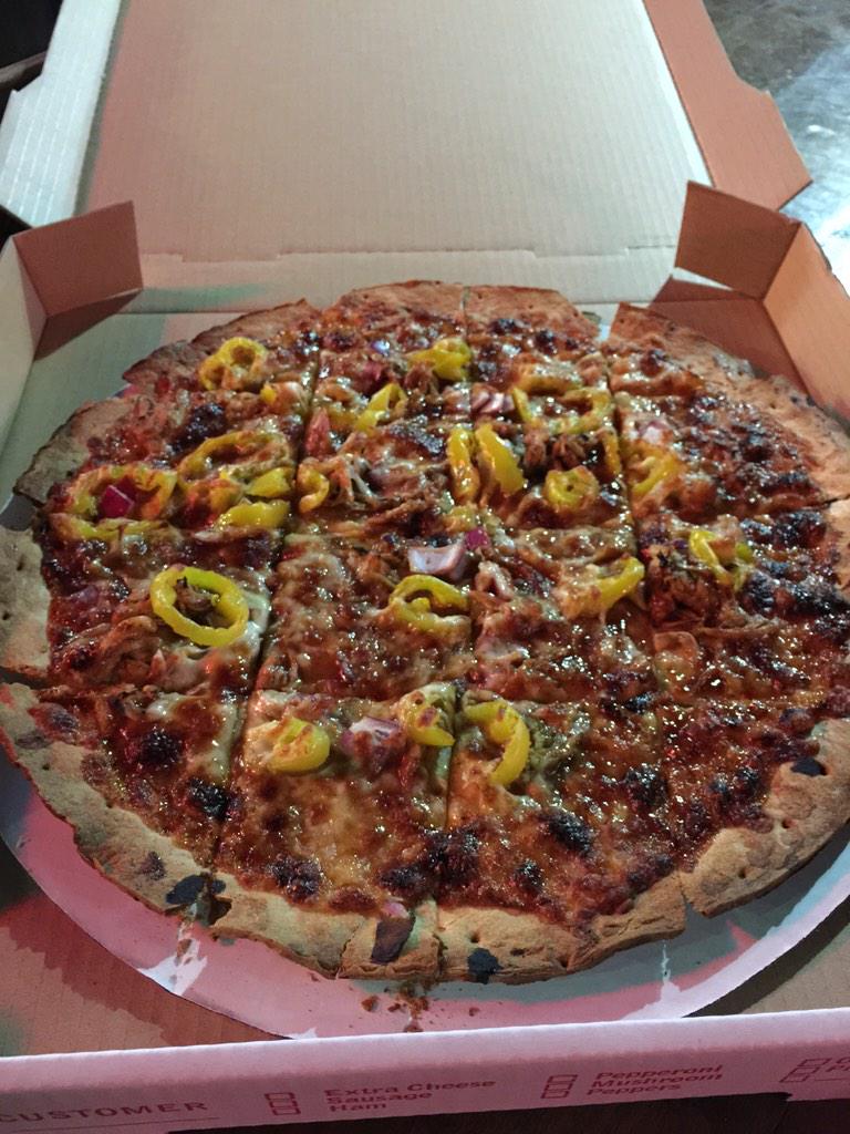 bbqislove's tweet photo. @FeaturingMikeyJ @1321SouthBarker #BBQISGOOD #BbqChickenPizza http://t.co/cp4vzpMG1G