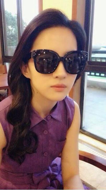 MeCrystalLiu's tweet photo. #gorgeous #selfie plus #hot #glasses ,equals _____....  😎 ��� 💋 http://t.co/wJuhINpMrF