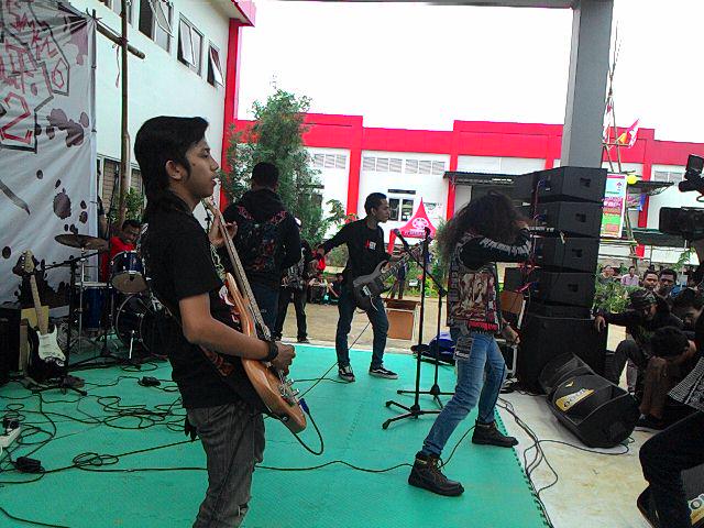 Praetorian_SMK6's tweet photo. penampilan dari headache#paradox http://t.co/Gusowcn6s6