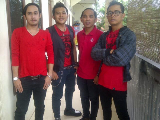 RT"<a href="/ewasyira16/">Erwaliantra Prasman</a>:today my SYIRA KU ay mrapat pkl 15:00 wib <a href="/SYIRA_BAND/">SYIRA BAND</a> perfom di mall cibubur junction #mantanterindah "