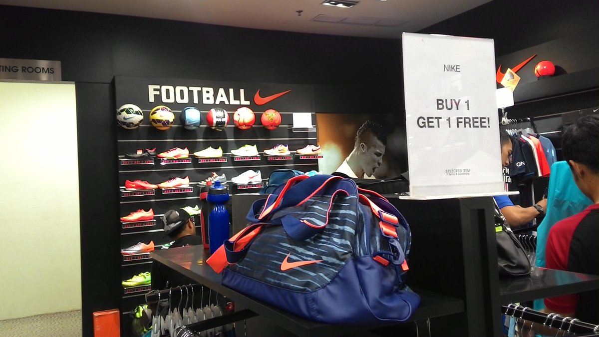 CENTRO Solo Paragon on Twitter: "Buy One One for Nike @centro_solo , cc: @GreatSaleSolo @soloparagonmall @solo_radio http://t.co/luXZUyZ2kF" / Twitter
