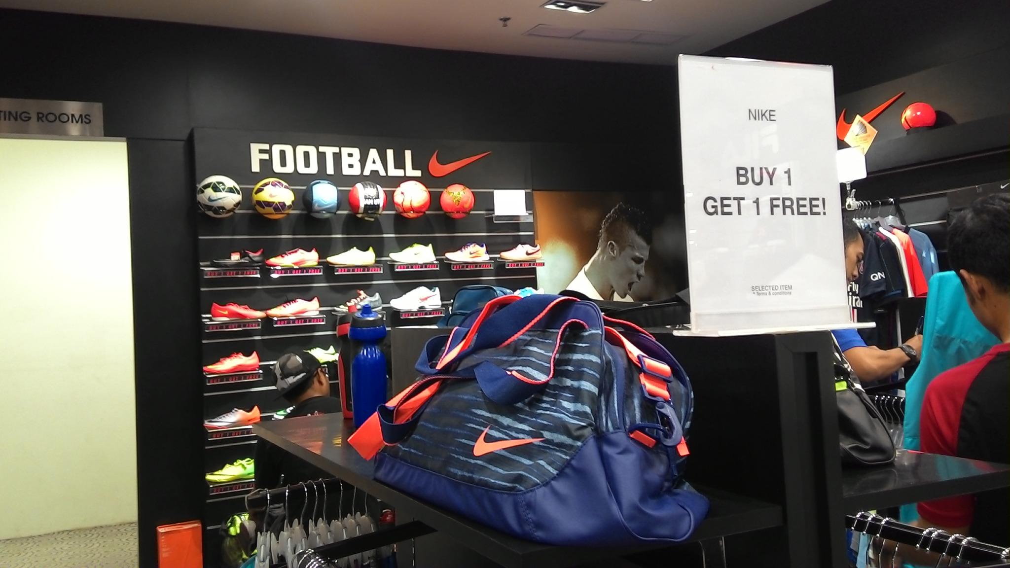 nike outlet paragon