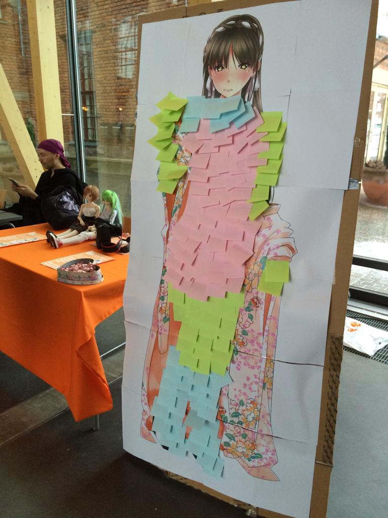 Kazokun oranssilla pöydällä Kazo-kun paljastaa tänään kaiken - voita kivi-paperi-sakset, saat poistaa lapun #Desucon