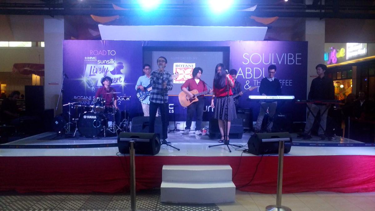 Giliran band G Major Regeneration menghibur pengunjung Botani Square. Road To MNC Channels Sunsilk Lively Concert.