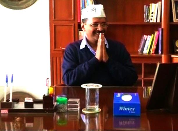 ABPNews's tweet photo. Delhi CM @ArvindKejriwal says he will consult @thekiranbedi ​, @ajaymaken 

http://t.co/WaGbK6ZRPm http://t.co/HgSU9xVTQ5