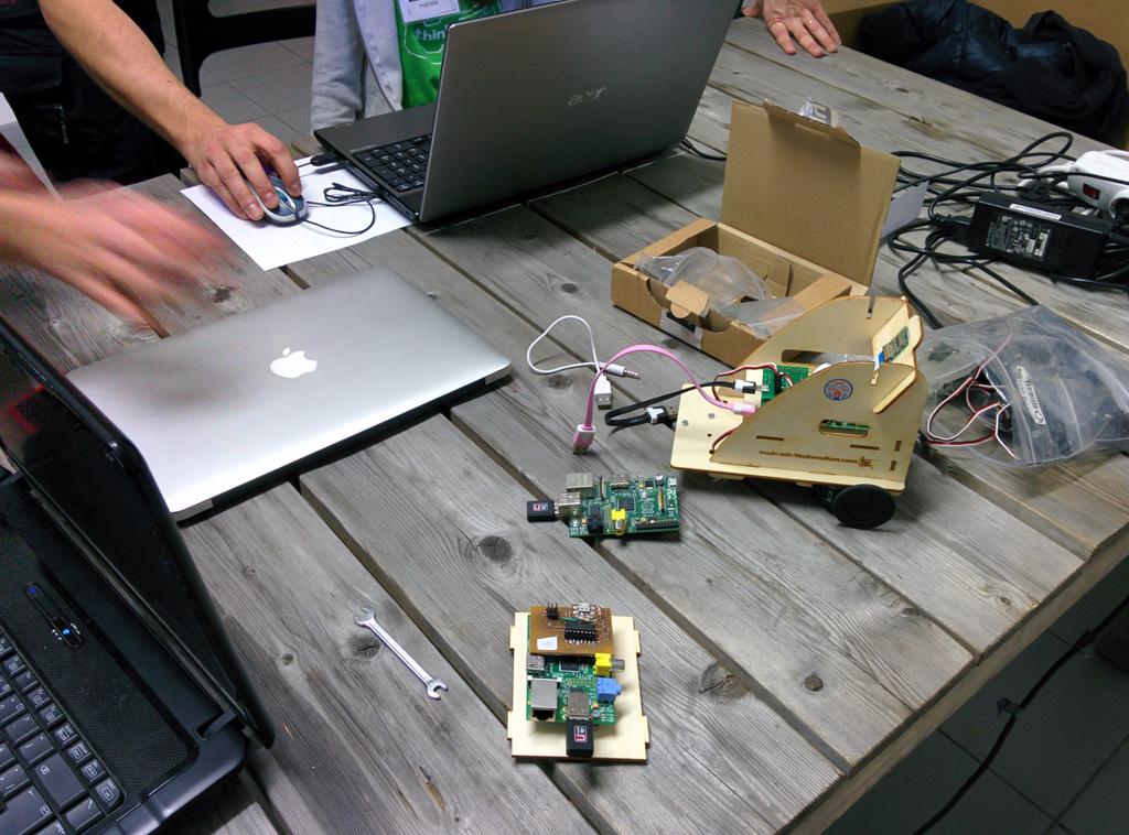 alex82y's tweet image. Anche coderBot presente oggi al compleanno di @CoderDojoMi :) #coderdojo #coderdojomi