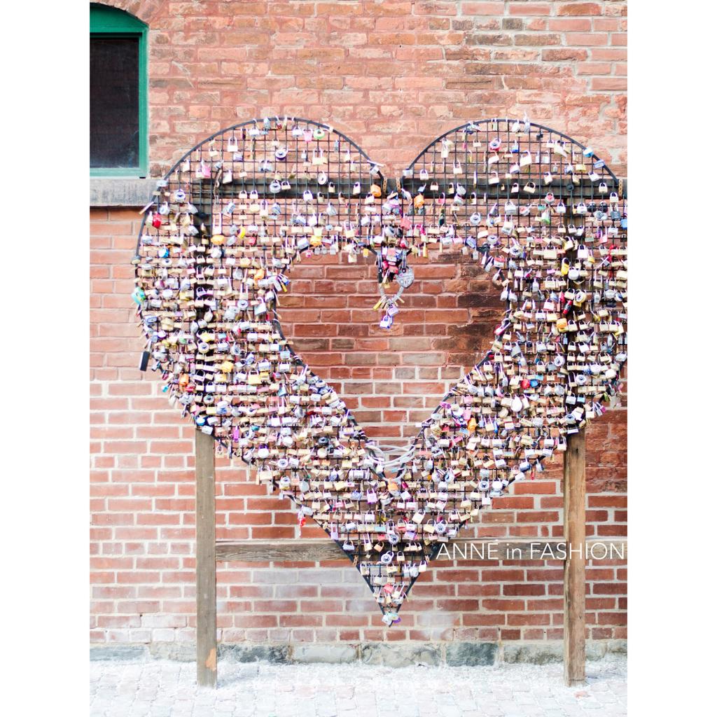 Wishing you love on ANNEinFASHION.com
#withloveANNEinFASHION #DistilleryLove #lovelocks #pontsdesarts #LoveDay