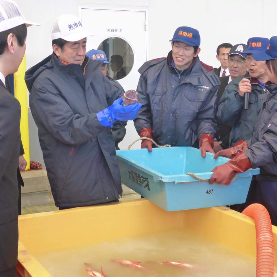 shounantk's tweet photo. 安倍総理が

硫黄島の滑走路下に眠る英霊達に土下座したり、中韓以外の各国の空軍トップと一同に会したり、天皇陛下と年一回会食されたり、年に何回も東北の被災地を訪れている事を

マスコミはほとんど報じない。

我々が真実を拡散しましょう。 http://t.co/TWjNWLwHdb