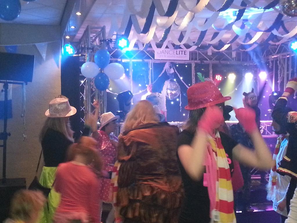 Stbijzgewoon's tweet photo. Het feest is los gebarsten http://t.co/UwzHVbhSbe
