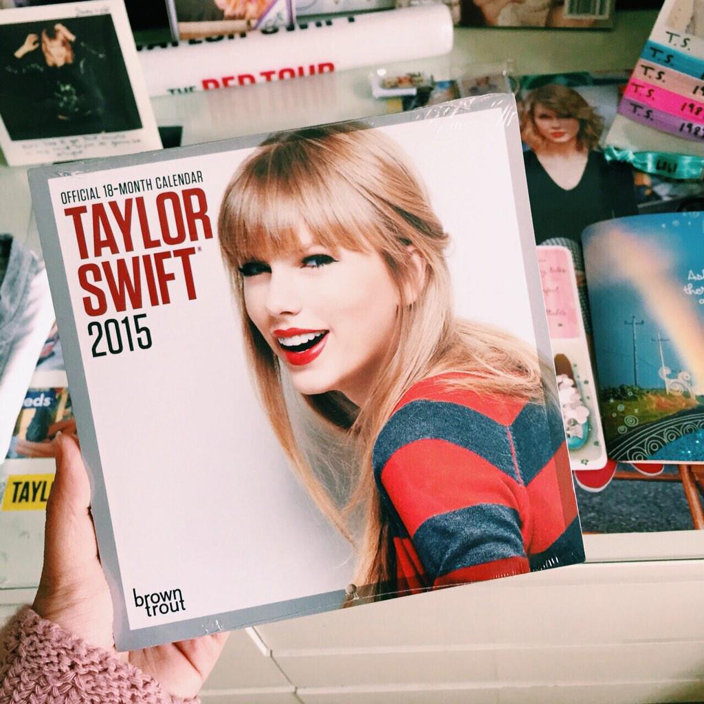 swiftmerchID's tweet image. READY JUAL TAYLOR SWIFT OFFICIAL 2015 CALENDAR IDR 200ribu &amp;amp; RED OFFICIAL WRISTBAND IDR 130k/each. mau? CONTACT BIO😆