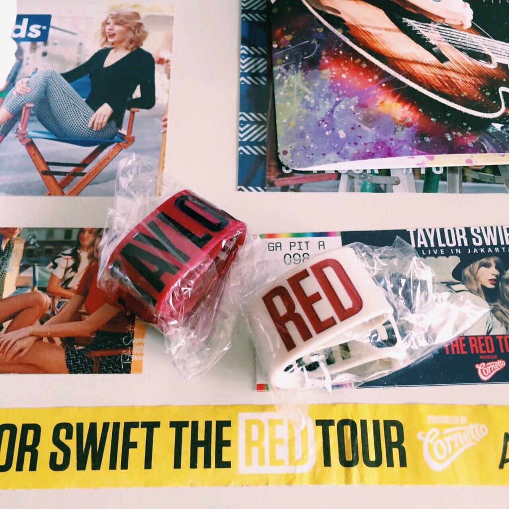 swiftmerchID's tweet image. READY JUAL TAYLOR SWIFT OFFICIAL 2015 CALENDAR IDR 200ribu &amp;amp; RED OFFICIAL WRISTBAND IDR 130k/each. mau? CONTACT BIO😆