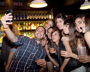lacienradio's tweet photo. Tours por bares: jóvenes que pagan para recorrer en grupo la noche porteña http://t.co/3A2ouy8xzT http://t.co/3YqwY3xKIt
