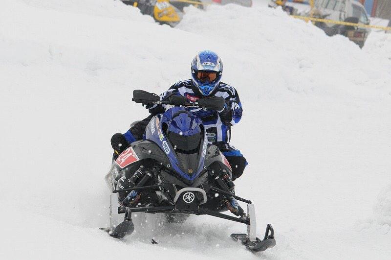 snowmobile_bot's tweet photo. SAクラス唯一のYAMAHAライダー！
#15 寺崎選手！
全日本大会フル参戦ならチャンピオン争い間違いなし？！
そんな選手が第4戦からの参戦になります！
見所になるんではないでしょうか！
また#17駒形選手もランキング5位と��好調！ http://t.co/BEXEyGWXmq