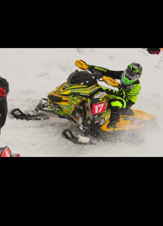 snowmobile_bot's tweet photo. SAクラス唯一のYAMAHAライダー！
#15 寺崎選手！
全日本大会フル参戦ならチャンピオン争い間違いなし？！
そんな選手が第4戦からの参戦になります！
見所になるんではないでしょうか！
また#17駒形選手もランキング5位と��好調！ http://t.co/BEXEyGWXmq