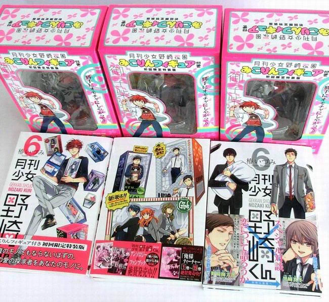 表紙から裏表紙に至るまでフィギュアフィギュアフィギュアです！
もう何のマンガだよ、という感じですね。
（真ん中のイラストが特装版の裏表紙です。） 