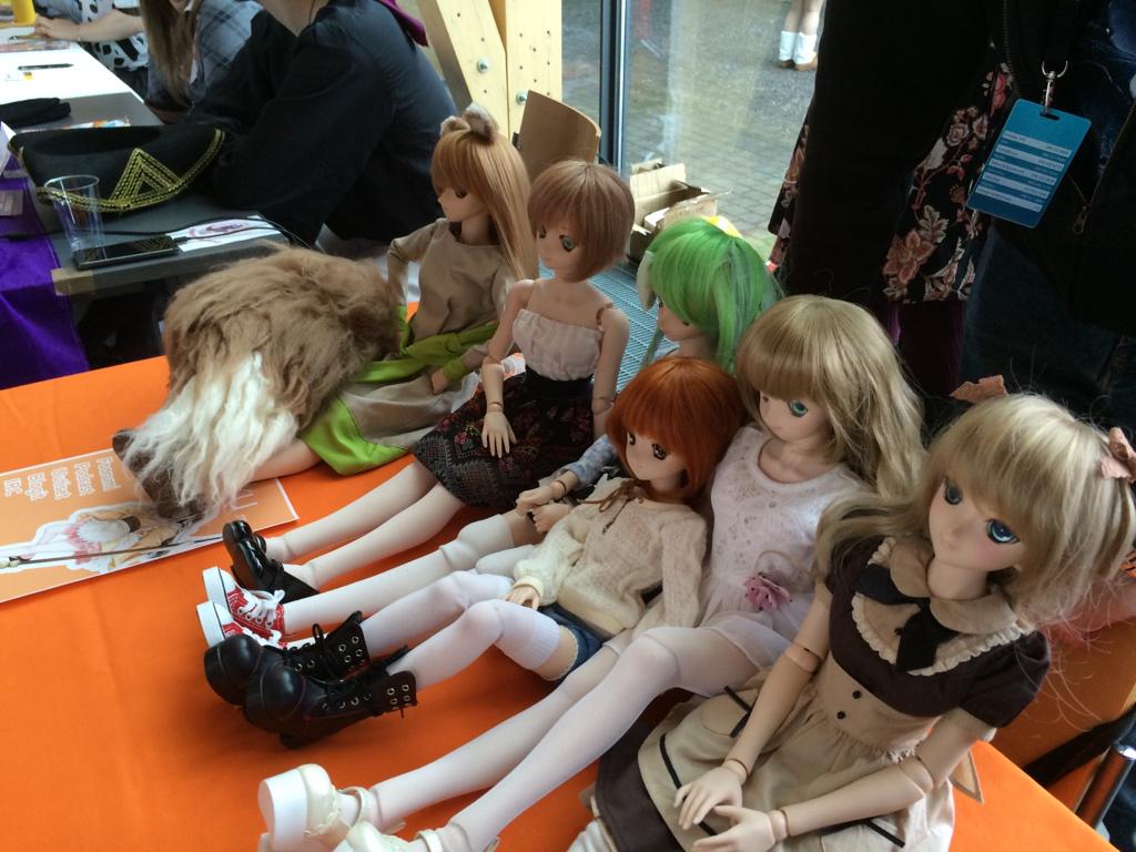 Kazoku-pöydällä voi tulla myös ihailemaan #nukkeli-perhettä #Desucon