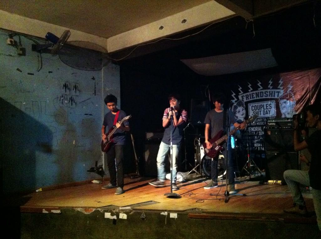 #raptorreject on stage #coupleshitday