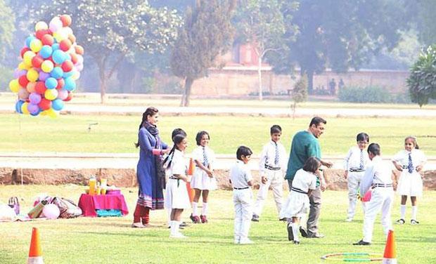 Salman Khan and Kareena kapoor playing with kids. #BajrangiBhaijaan