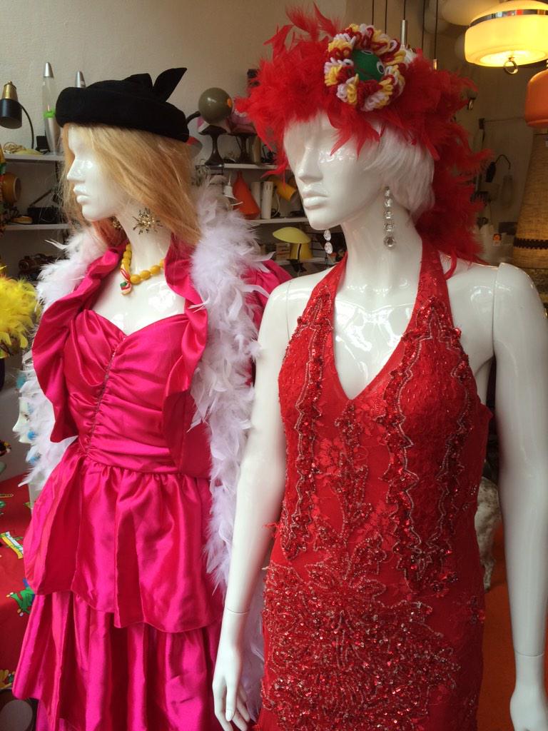 Laatste kansen voor je schitterend carnavals outfit. Morgen brand het feest der feesten los!