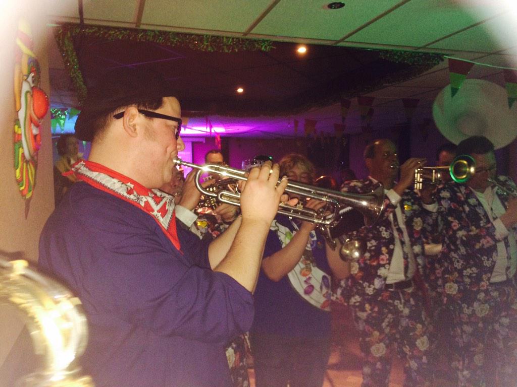 Miranda27mei's tweet image. Nog bedankt mannen van @Factor12Music voor dat fantastische busreisje naar #Handel en skôn optreden in #vossenhol!