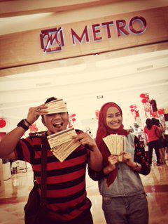 Ekspresinya bkin ngiri.. Inilah salah satu pasangan pmenang event #kallatoyotavalentine <a href="/ToyotaJalan2/">KallaToyota</a> @iradiomakassar