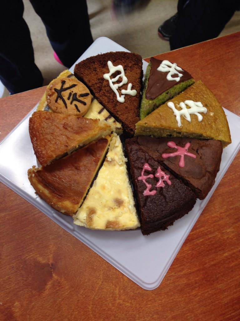 仙台一高陸上部69回生 皆さん 今日はバレンタインデーでしたね というわけで一年女子で奈良先生に特製ホールケーキをプレゼントしました 一人ひとつ9等分したものを持って来て合体させるという Ww 奈良先生にも喜んでもらえて良かった またなんかや 仙台一高陸上部69回生 皆さん 今日はバレンタインデーでしたね というわけで一年女子で奈良先生に特製ホールケーキをプレゼントしました 一人ひとつ9等分したものを持って来て合体させるという Ww 奈良先生にも喜んでもらえて良かった またなんかや