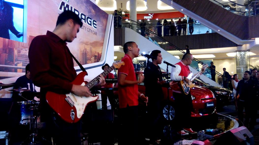 Starts the show with "Sepeda" at Launching Mitsubishi New Mirage, <a href="/TSMbandung/">Trans Studio Mall Bandung</a>.