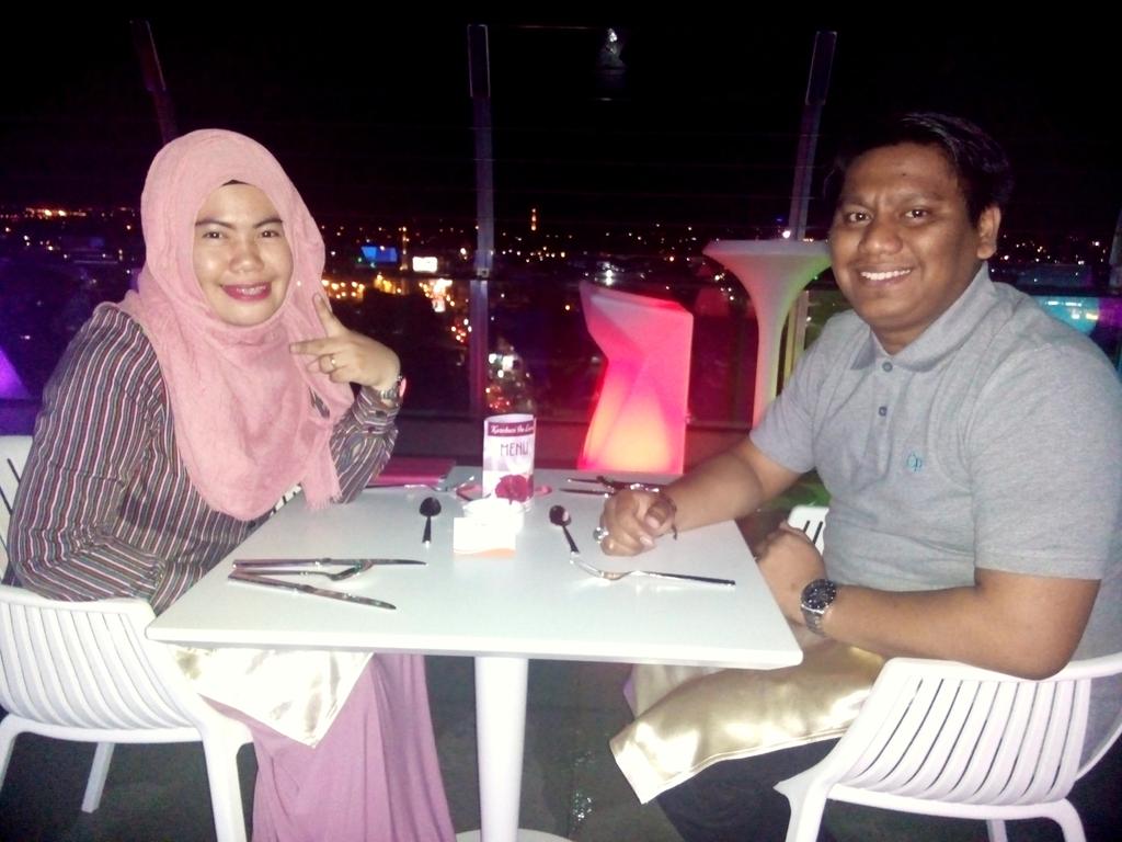 Valentine's Dinner , so sweet n very romantic  . big thank's gift n dinner for @iradiomakassar <a href="/ToyotaJalan2/">KallaToyota</a>