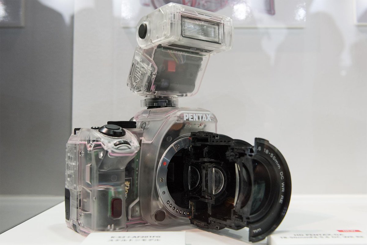 CP+ Klein und recht günstig, trotzdem wetterfest (selbst der Blitz): Die Pentax K-S2 mit superkompaktem Zoom.