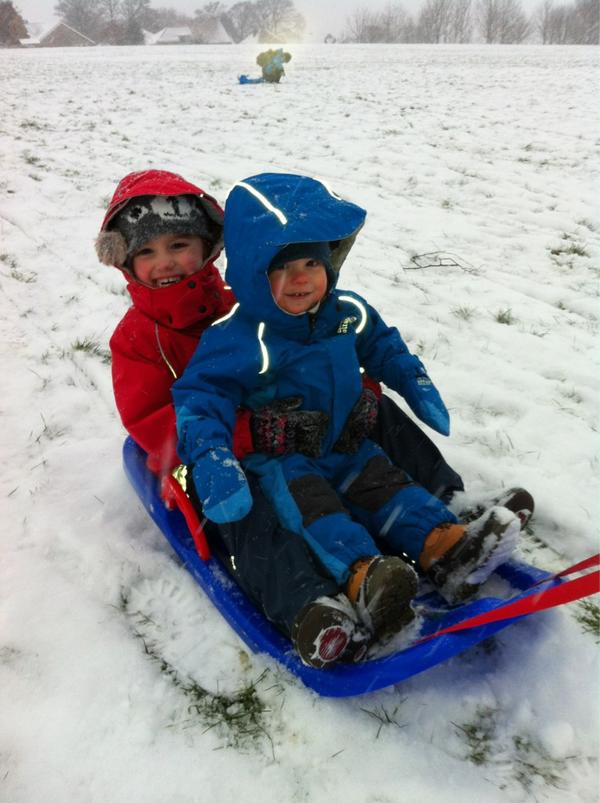 jonathanalsop's tweet photo. Sledging in the park http://t.co/z87tZNzg