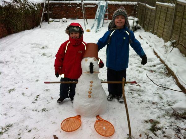 jonathanalsop's tweet photo. ...and snowman in the garden ...or maybe a snow penguin http://t.co/zIdl6NlB