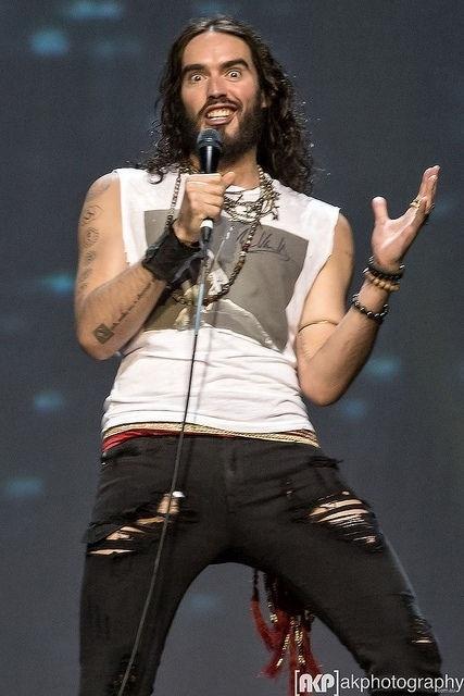 RustyRocketship's tweet photo. Doing what he does best #standup #RussellBrand #thatsface @rustyrockets http://t.co/YM9Aylxx