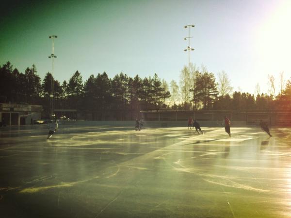 Bättre förutsättningar går ej att finna. Bandy spelas med fördel utomhus om förutsättningarna är som dessa. #svbandy