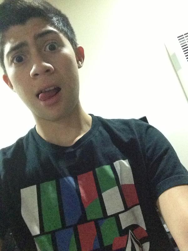 Kennsstter's tweet image. Someone explain to me why I'm still awake 😳. I have serious issues😔. #AppleProblem #collegeProblems