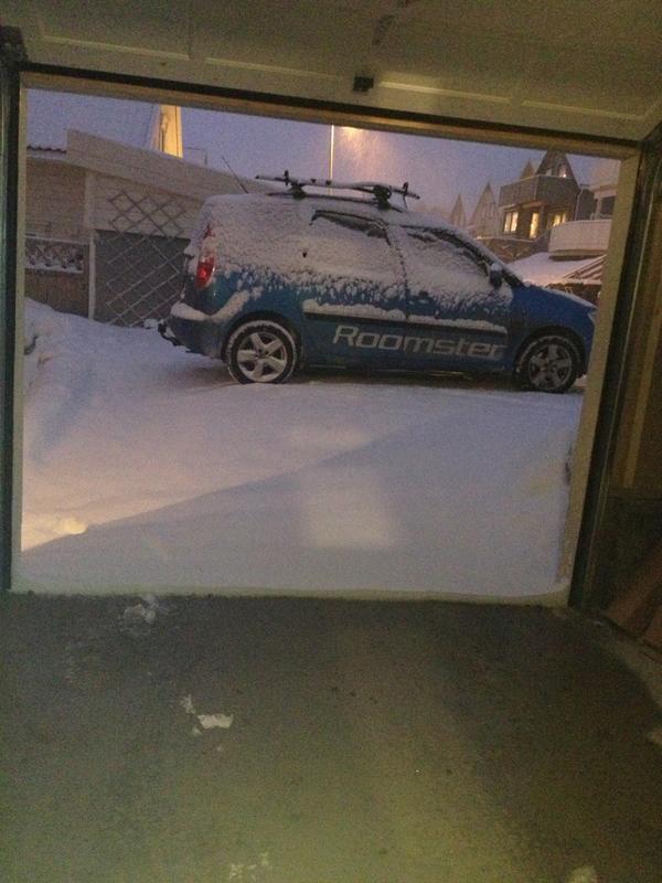 Faen, hadde glemt at pappa hadde bygd garasje! Dumme dumme mæ. Nu må æ koste bilen. Buhu.