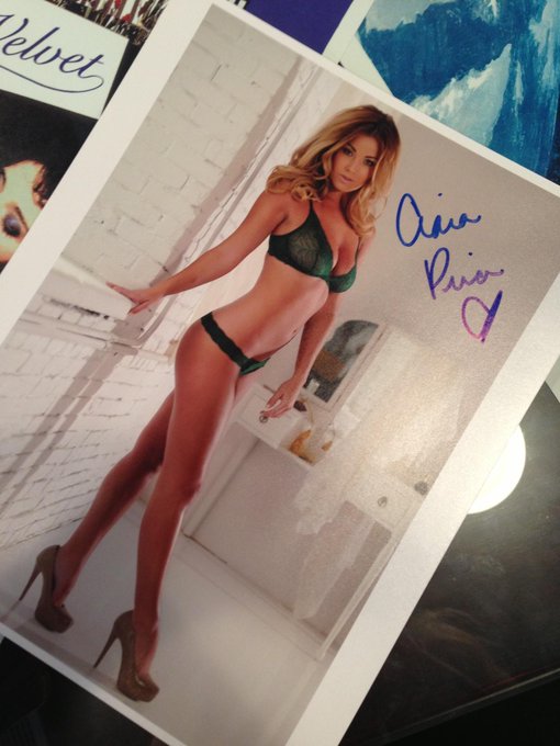 Signing away http://t.co/h1kaKKF1<a href="/tag/togetherblue"class="tags"><span>#togetherblue</span></a>