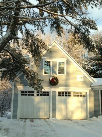 HomeCheckinME's tweet image. Morning sun on the barn