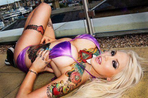 TattedGfz's tweet photo. Beautiful woman, amazing ink http://t.co/LU32aAE7