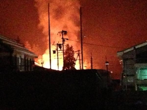 jee026's tweet photo. 今、すぐ近所で火事が。 http://t.co/ajoZRD7j