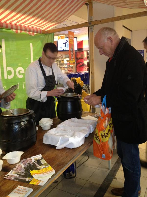 Het vriest: onze studenten horeca opleidingen delen erwtensoep uit in de Koningshoek #ditiswatikwil #opendagen25&amp;26jan